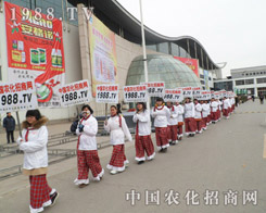 ���R�Ĳ�����չʾ���r����(zh��n)ʿ�Ą����c�Զ�